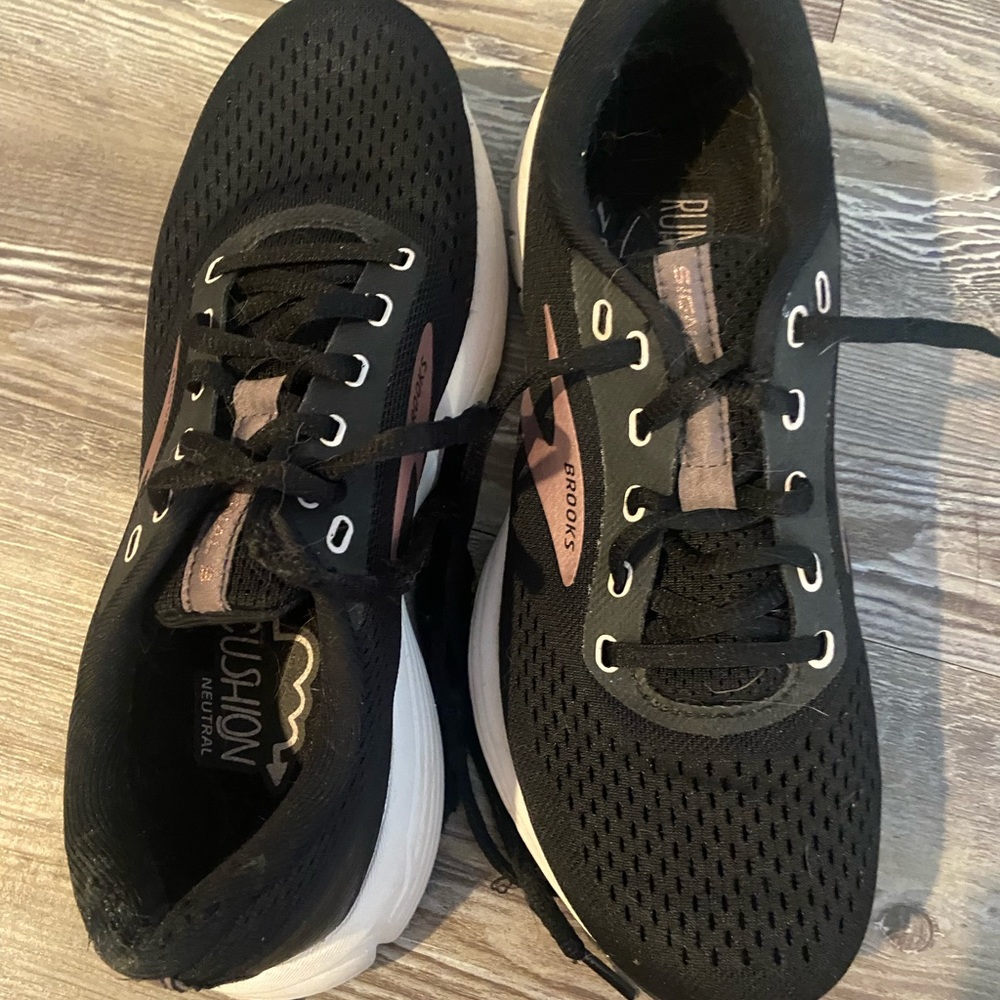 Brooks size 7 women’s tennis shoes